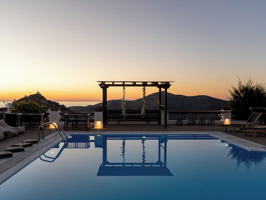 Una piscina al aire libre de temporada, sombrillas