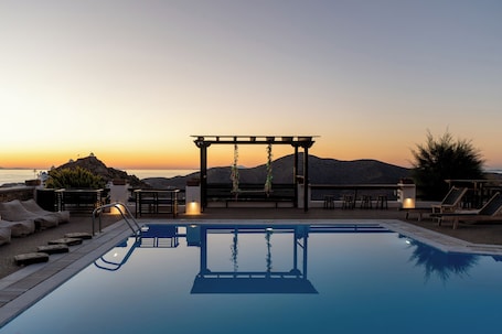 Una piscina al aire libre de temporada (de 09:00 a 22:00), sombrillas. Skala Hotel