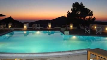 Alberca al aire libre por temporada y sombrillas en la alberca