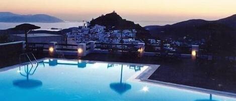 Seasonal outdoor pool, open 9 AM to 10 PM, pool umbrellas, pool loungers