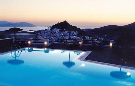 Piscina externa sazonal, funciona das 9h às 22h, guarda-sóis. Skala Hotel