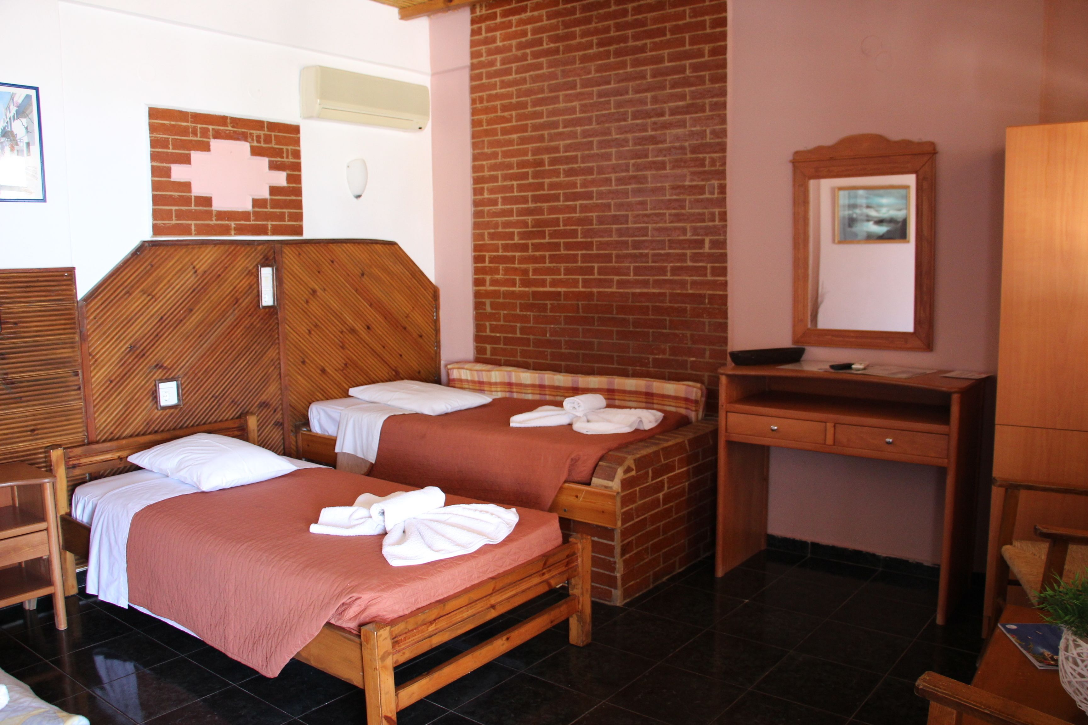 Quadruple Room | Living room | 27-inch TV with digital channels, fireplace, DVD player