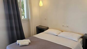 Edredón, minibar, muebles diferentes y escritorio