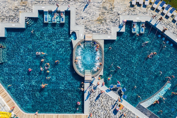 Una piscina al aire libre