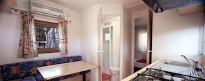 Casa rodante, 2 habitaciones | Área de sala de estar | Televisión y tenis de mesa