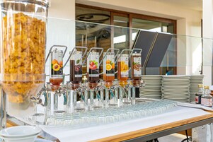 每日供应自助早餐（每人 EUR 13）