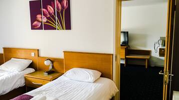 Twin Room | Desk, blackout drapes, free WiFi, bed sheets