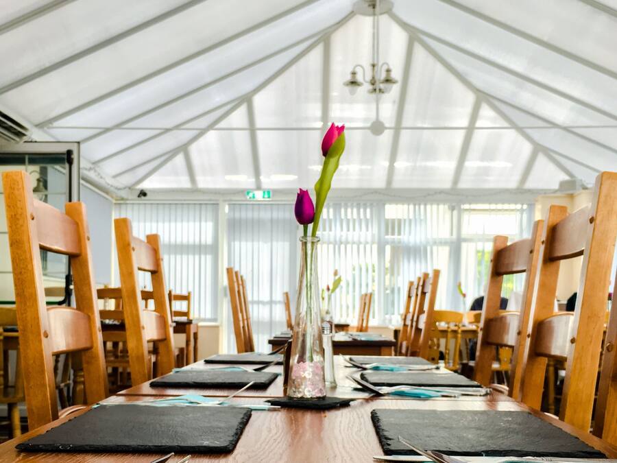 Melayani makan siang dan makan malam