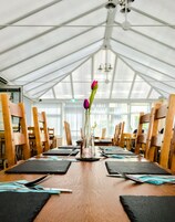 供应午餐和晚餐