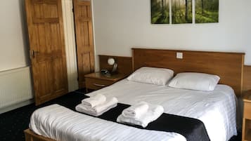 Habitación doble | Escritorio, cortinas blackout, wifi gratis y ropa de cama
