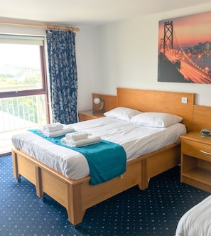 Family Room | Desk, blackout drapes, free WiFi, bed sheets - The Beach Motel (Holyhead)