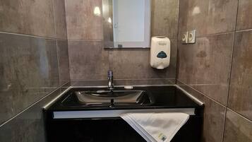 Shower, rainfall showerhead, free toiletries, hair dryer