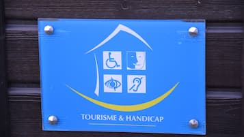 Un panneau indiquant les services d’accessibilité et les attractions touristiques.