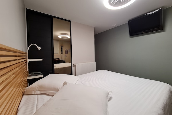 20 chambres, bureau, rideaux occultants, chambres insonorisées