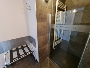 Douche, douche à « effet pluie », articles de toilette gratuits