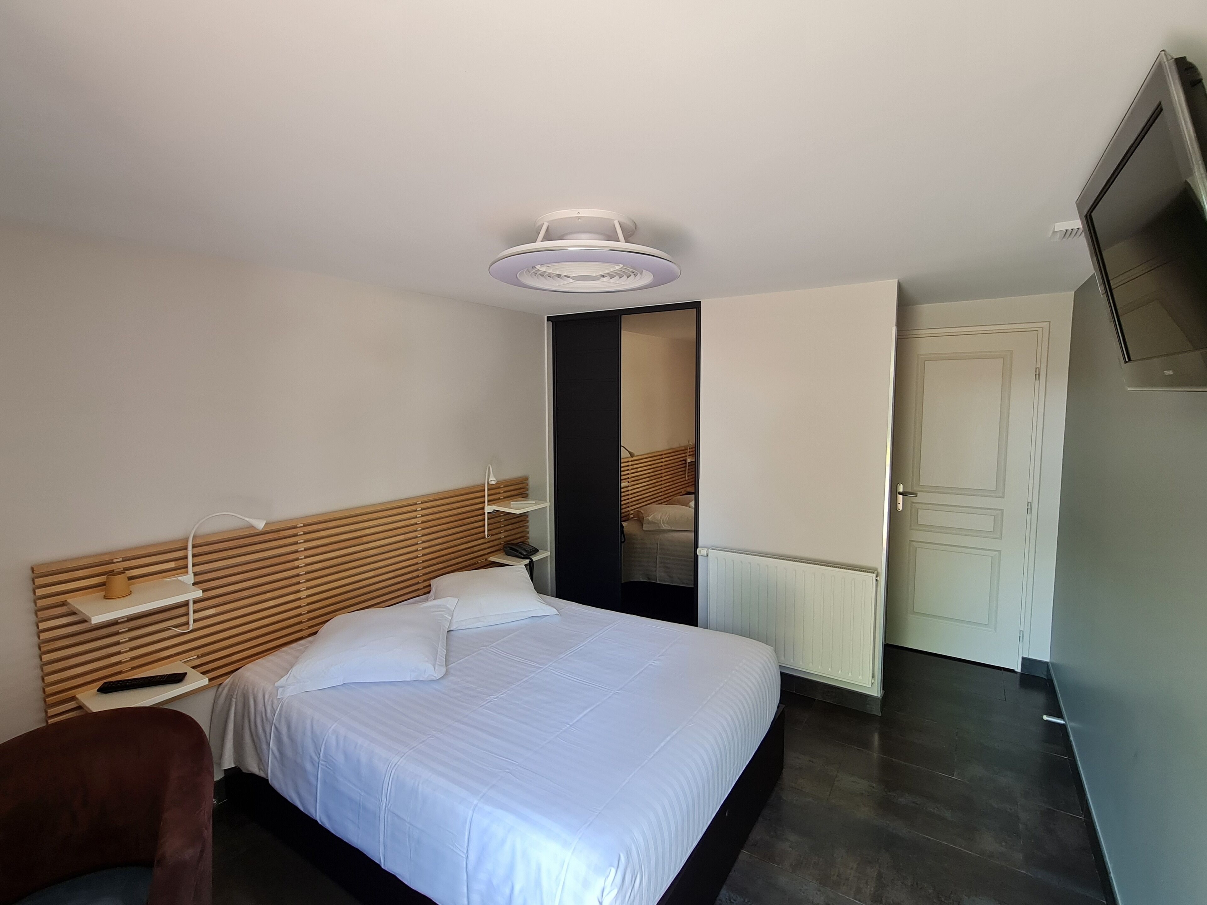 20 bedrooms, desk, blackout curtains, soundproofing