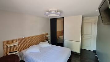 20 chambres, bureau, rideaux occultants, chambres insonorisées