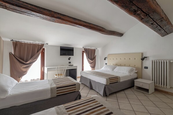 Family Room | In-room safe, desk, free WiFi, bed sheets - Antico Residence , Mantegna Hotels (Mantua)