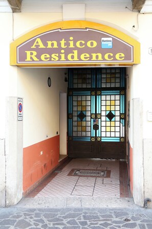 A building entrance with a sign reading "Antico Residence" and a "Mantova Welcome You" sign. - Antico Residence , Mantegna Hotels (Mantua)