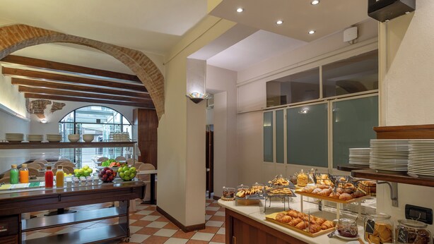 Un bufé de desayuno con diversas opciones de comida y bebidas.
