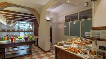 Colazione a buffet, servita tutte le mattine (8.5 EUR a persona) 