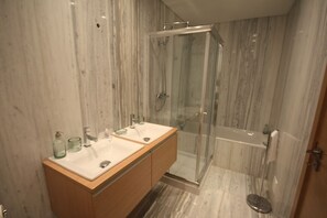 花灑/浴缸組合、雨淋花灑、免費梳洗用品、風筒
