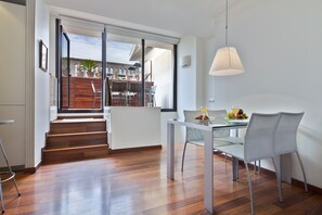 32-inch Smart TV with cable channels - Inside Barcelona Apartments Mercat (Barcelona)