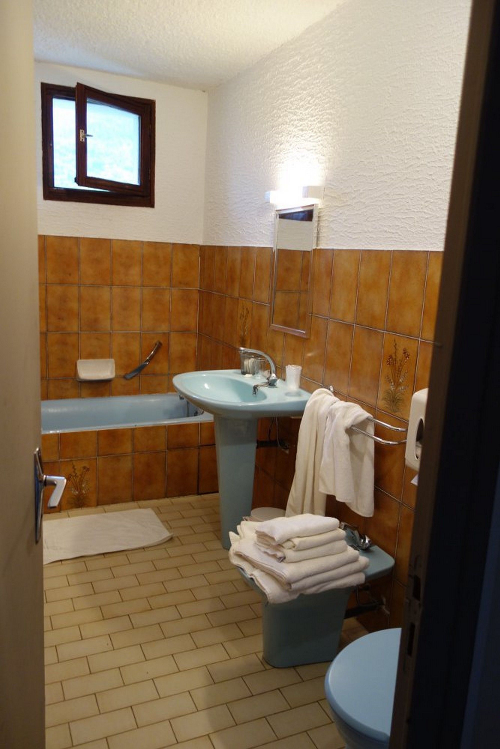 Une salle de bain avec un lavabo, un miroir et une baignoire.
