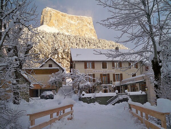 Vista frontal de la propiedad