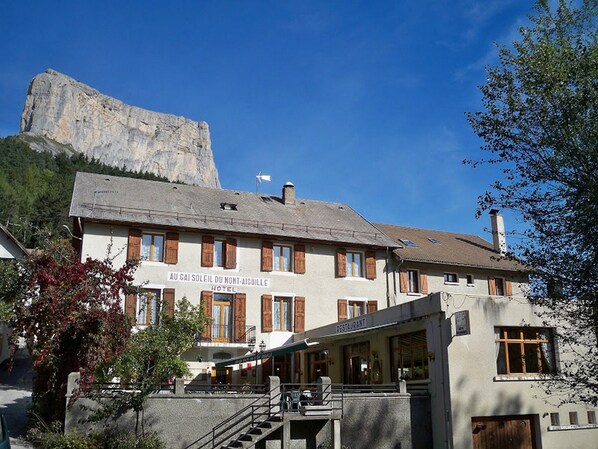 A hotel with a sign reading "Au Gai Soleil du Mont-Aiguille Hotel" and a restaurant sign. - Au Gai Soleil du Mont Aiguille (Chichilianne)