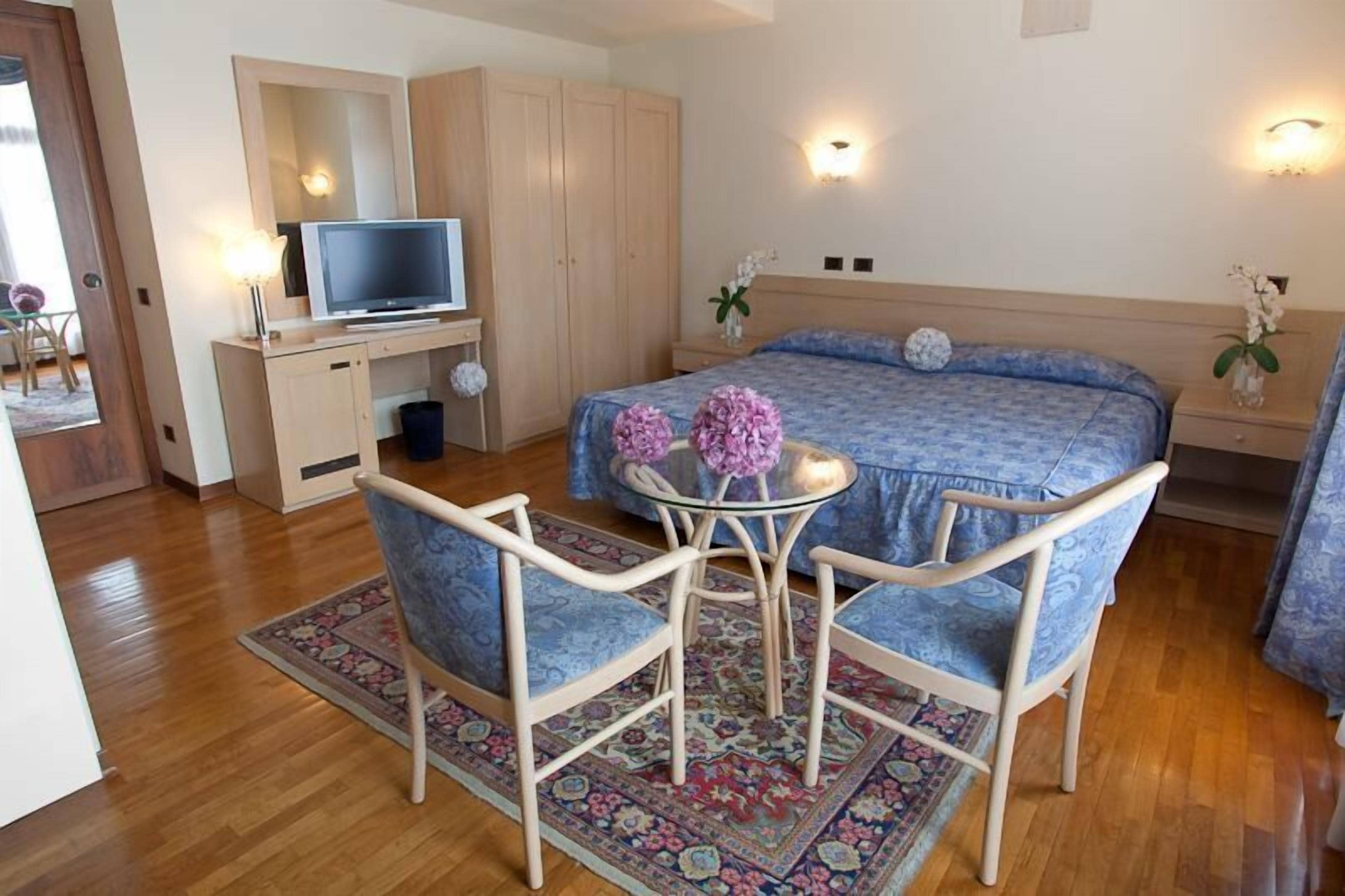 premium bedding, minibar, in-room safe, individually furnished