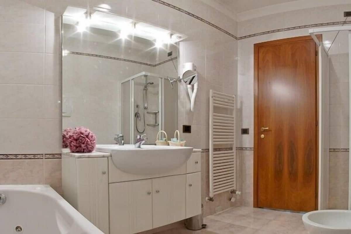 shower, free toiletries, hair dryer, slippers