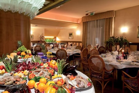 Breakfast and dinner served