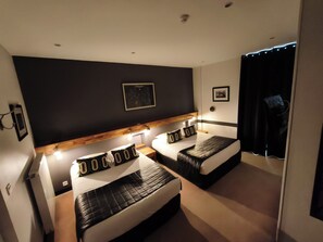 Family Room | Individually decorated, individually furnished, desk, blackout drapes - France Hôtel (Niort)