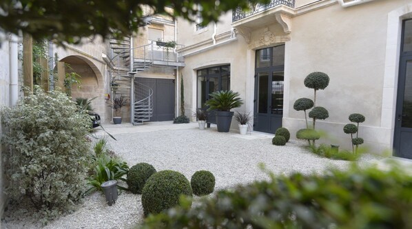 Courtyard - France Hôtel (Niort)