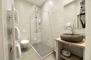 Tweepersoonskamer | Badkamer | Een douche, gratis toiletartikelen, een haardroger, handdoeken