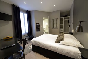 Individually decorated, individually furnished, desk, blackout drapes - France Hôtel (Niort)