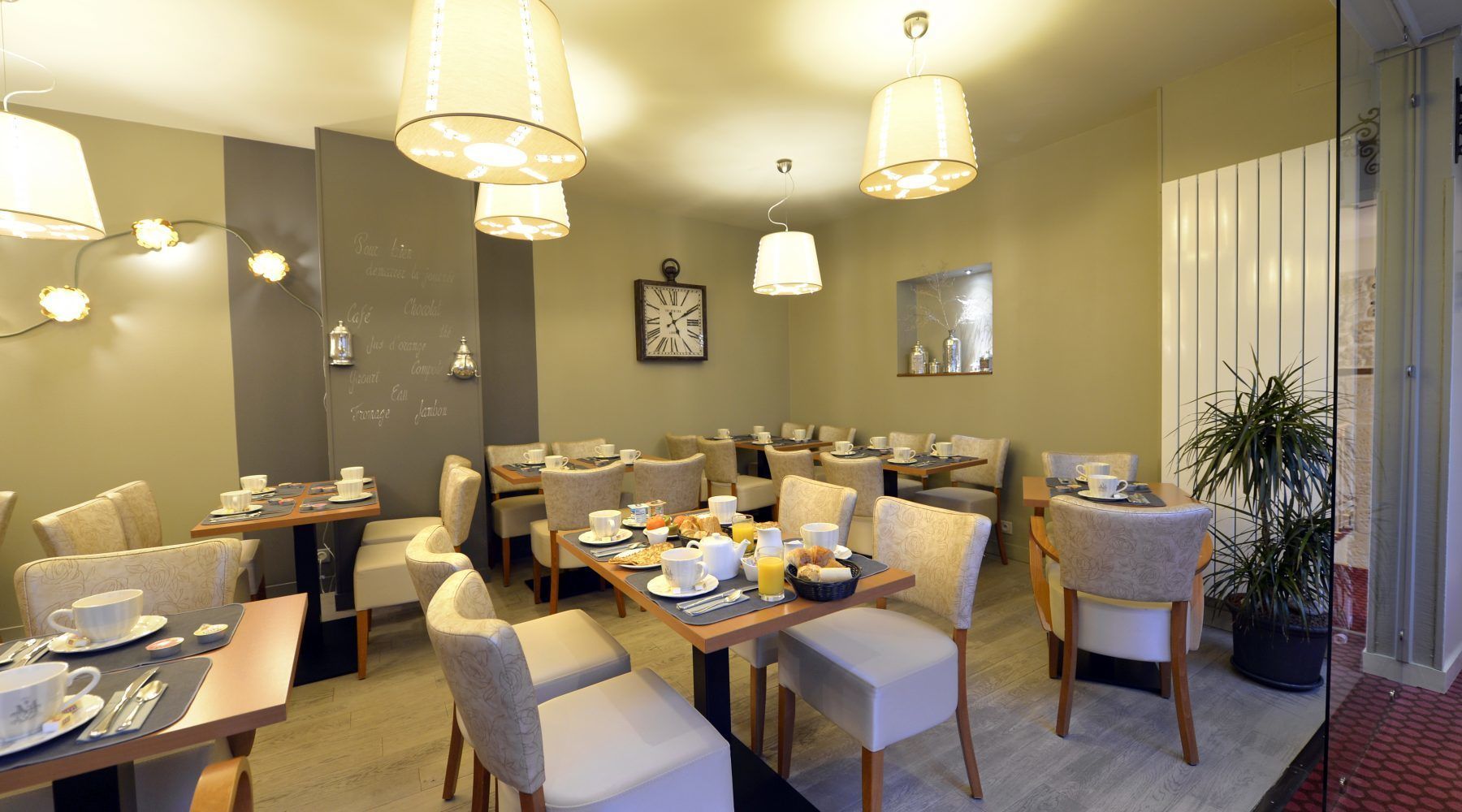 Sarapan ala kontinental setiap hari (EUR 12.90 per orang)