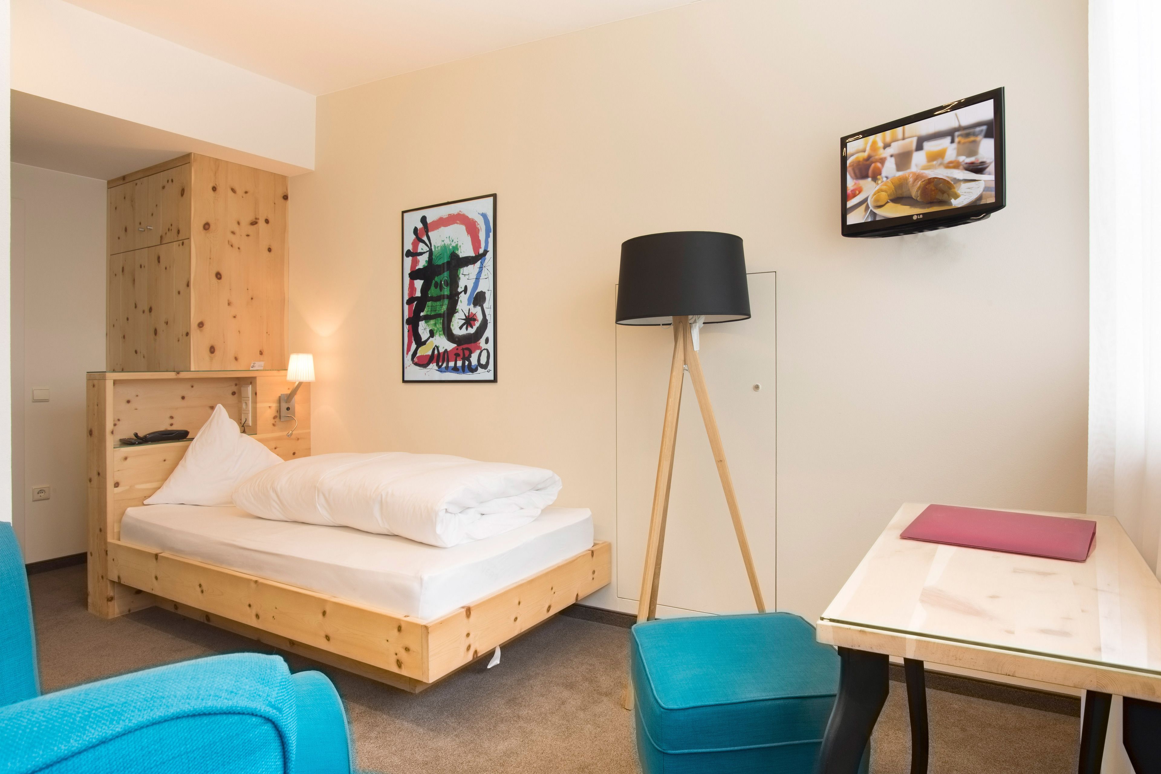 single room | premium bedding, pillow-top beds, in-room safe, desk