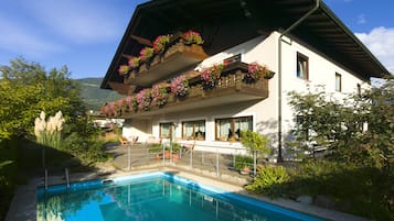 Piscine extérieure, parasols de plage, chaises longues