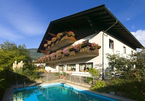Outdoor pool, pool umbrellas, pool loungers - Pension Hilpold (Lana)