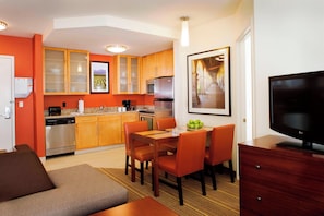 Full-sized fridge, microwave, stovetop, dishwasher - Residence Inn by Marriott Dana Point San Juan Capistrano (San Juan Capistrano)