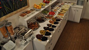 Un bufé con diferentes alimentos y utensilios.