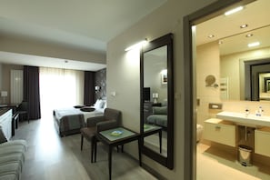 Double Room, 3 Single Beds | Bathroom | Combined shower/bathtub