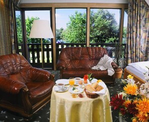 Double Room, Balcony | Room service - dining