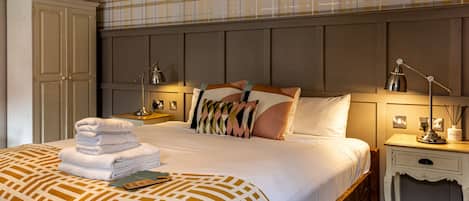 Standard Suite, Ensuite | Premium bedding, desk, laptop workspace, blackout drapes