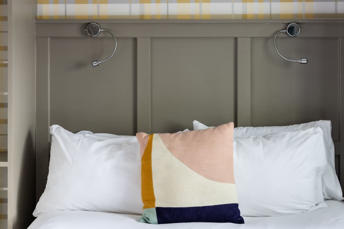 Quarto casal conforto, suíte | Roupas de cama premium, escrivaninha, espaço de trabalho para notebook