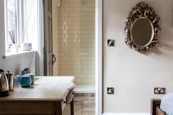 Standard Suite, Ensuite | Premium bedding, desk, laptop workspace, blackout drapes