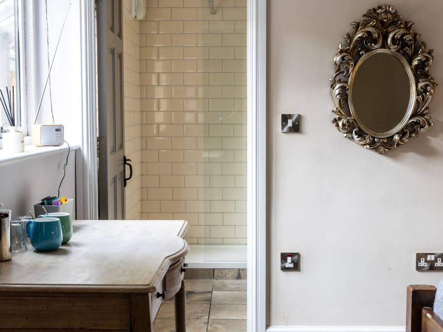 Standard Suite, Ensuite | Premium bedding, desk, laptop workspace, blackout drapes