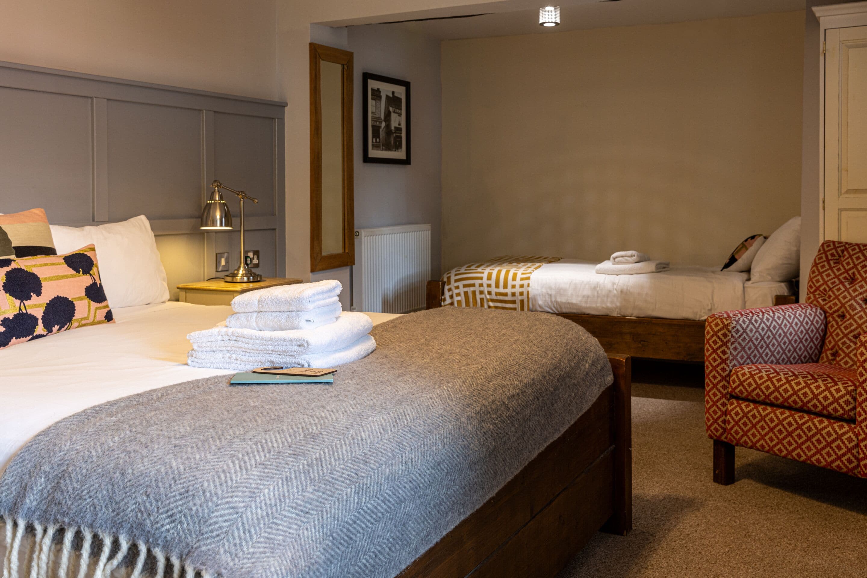 Standard-Suite, mit Bad | Hochwertige Bettwaren, Schreibtisch, laptopgeeigneter Arbeitsplatz